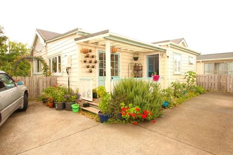 Photo of property in 135 Astley Avenue, New Lynn, Auckland, 0600