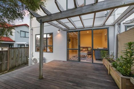 Photo of property in 4/42 Fields Parade, Oteha, Auckland, 0632