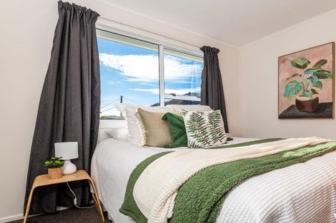 Photo of property in 9 Omega Street, Newlands, Wellington, 6037