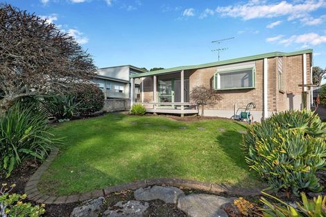 Photo of property in 2/30 Uxbridge Road, Mellons Bay, Auckland, 2014