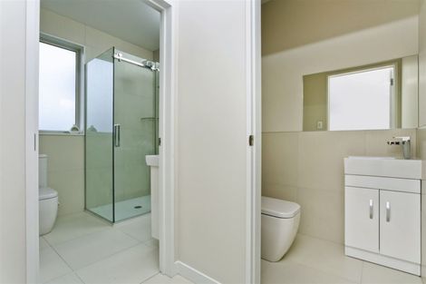 Photo of property in 519 East Coast Road, Murrays Bay, Auckland, 0630