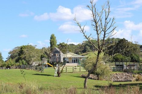 Photo of property in 220 Waitakere Road, Taupaki, Henderson, 0782