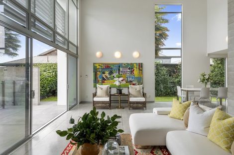 Photo of property in 60 Aikmans Road, Merivale, Christchurch, 8014