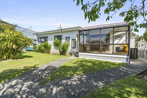Photo of property in 32 Mexted Terrace, Tawa, Wellington, 5028