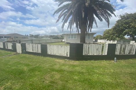 Photo of property in 40 Seymour Road, Sunnyvale, Auckland, 0612