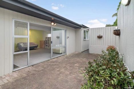 Photo of property in 1/15 Sunhaven Avenue, Glenfield, Auckland, 0629