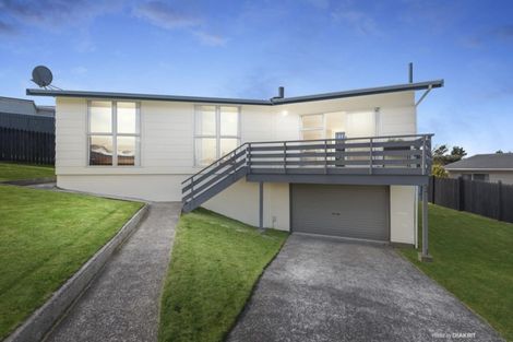 Photo of property in 3 Cheltenham Terrace, Newlands, Wellington, 6037