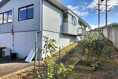 Photo of property in 1/84 Totaravale Drive, Totara Vale, Auckland, 0629