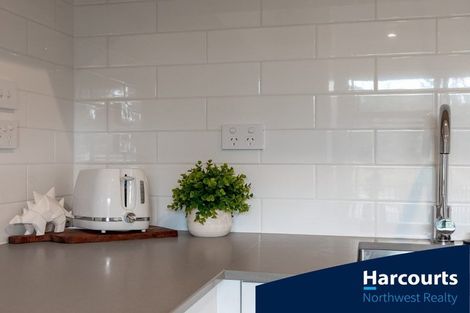 Photo of property in 4 Tuputupu Drive, Kumeu, 0810