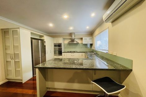 Photo of property in 10 Wye Oak Drive, Schnapper Rock, Auckland, 0632