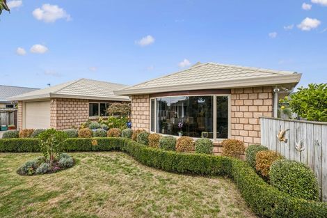 Photo of property in 35 Holcombe Drive, Paraparaumu, 5032