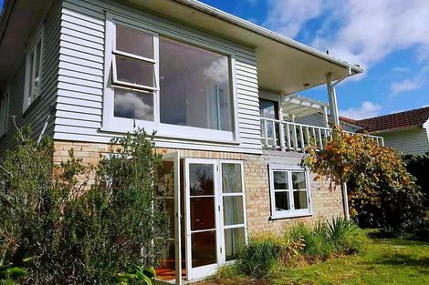 Photo of property in 255 Glenfield Road, Hillcrest, Auckland, 0627