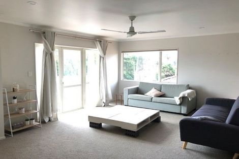 Photo of property in 8a Margaret Henry Crescent, Oteha, Auckland, 0632