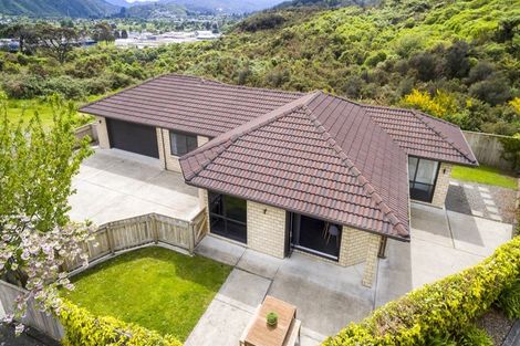 Photo of property in 58 King Charles Drive, Kingsley Heights, Upper Hutt, 5018