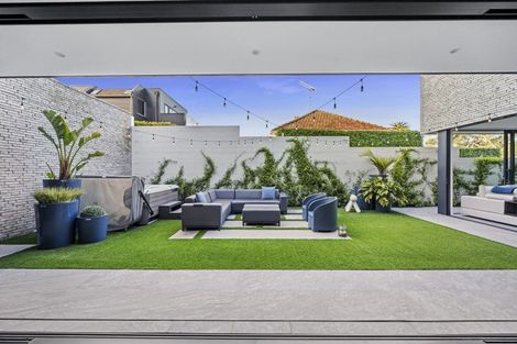 Photo of property in 222 Hurstmere Road, Takapuna, Auckland, 0622