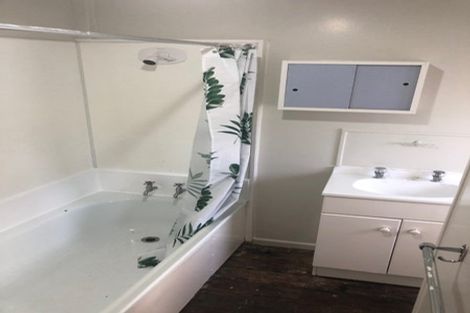 Photo of property in 51 Onewa Road, Northcote, Auckland, 0627