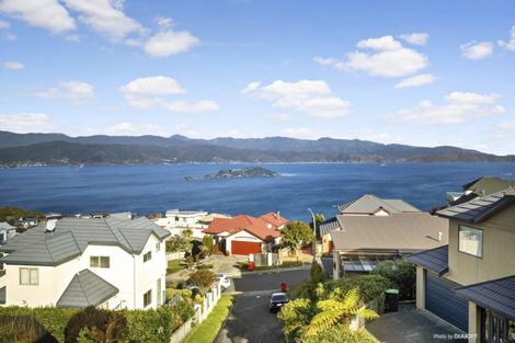 Photo of property in 39 Dress Circle, Newlands, Wellington, 6037