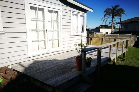 Photo of property in 942 East Coast Road, Northcross, Auckland, 0630