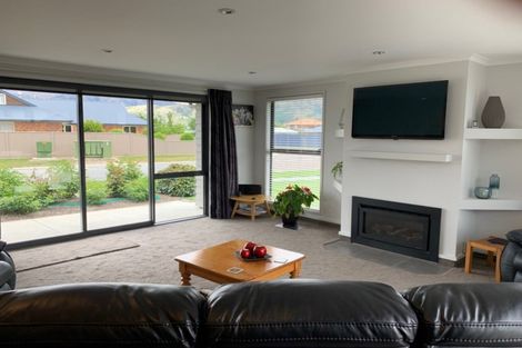 Photo of property in 28 Matthews Crescent, Cromwell, 9310