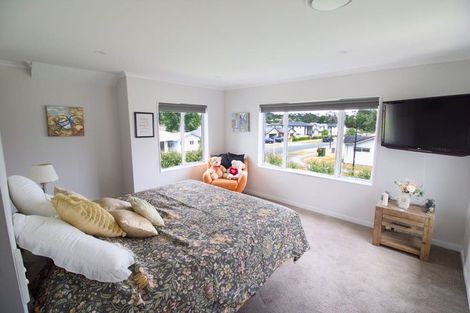 Photo of property in 17 Walter Ruddock Avenue, Kumeu, 0810
