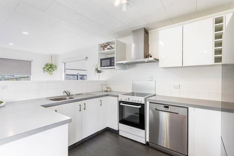 Photo of property in 10 Amery Place, West Harbour, Auckland, 0618