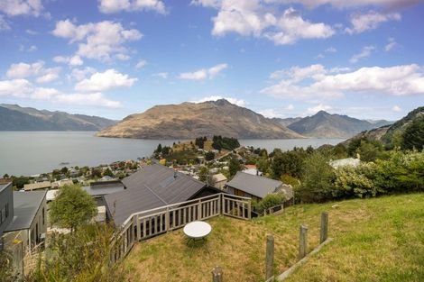Photo of property in 13 Caples Place, Fernhill, Queenstown, 9300
