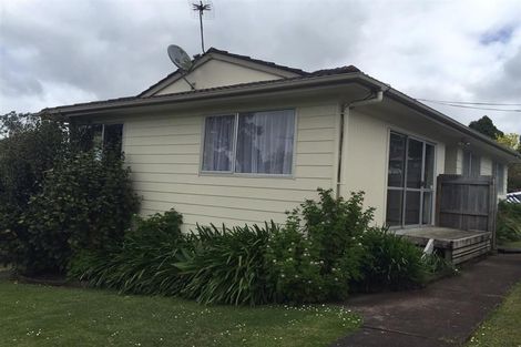 Photo of property in 28 Waimumu Road, Massey, Auckland, 0614