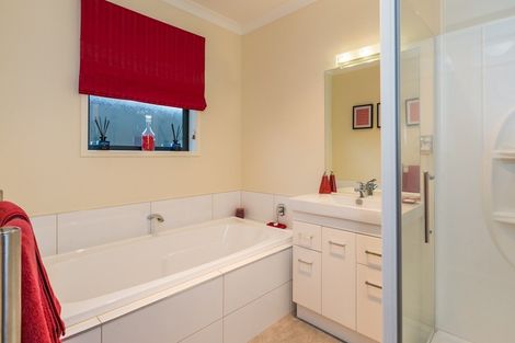 Photo of property in 6 Karoola Place, Havelock North, 4130