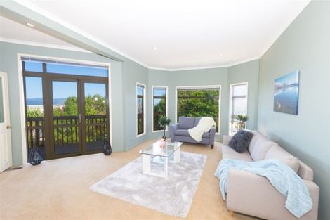 Photo of property in 42 Dress Circle, Newlands, Wellington, 6037