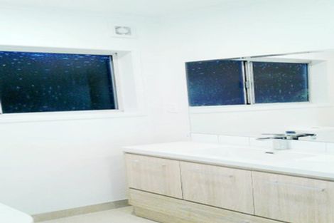 Photo of property in 2/14 Heron Place, Pakuranga Heights, Auckland, 2010