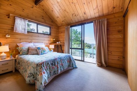 Photo of property in 52 Rauhuia Crescent, Parau, Auckland, 0604