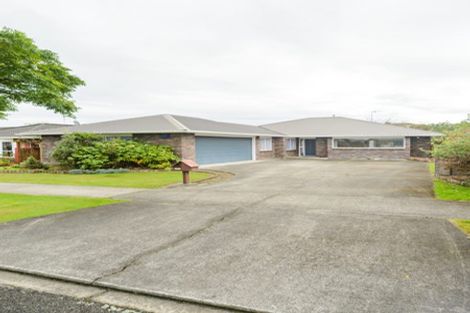 Photo of property in 4 Royal Oak Drive, Kelvin Grove, Palmerston North, 4414