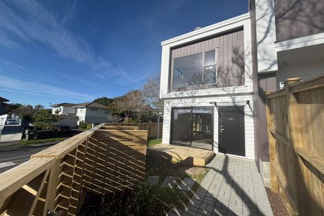Photo of property in 27 Meadowood Drive, Unsworth Heights, Auckland, 0632