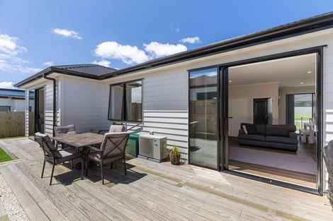 Photo of property in 2 Poutawa Lane, Clarks Beach, 2122