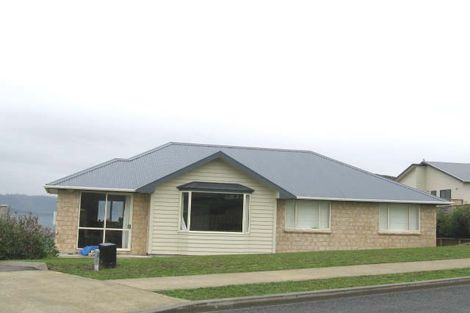 Photo of property in 1 James Nairn Grove, Riverstone Terraces, Upper Hutt, 5018