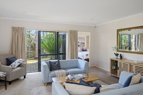 Photo of property in 16 Ranch Place, Pukekohe, 2120