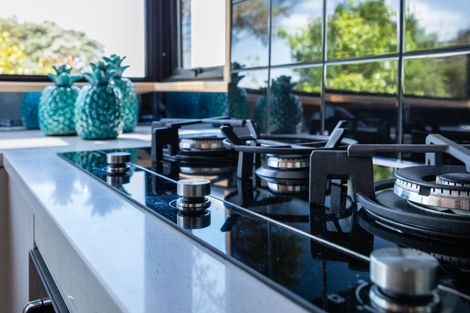 Photo of property in 52 Rauhuia Crescent, Parau, Auckland, 0604