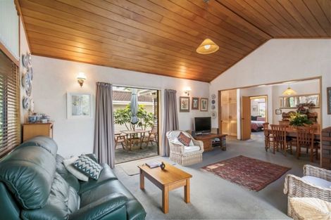 Photo of property in 2/5 Wernham Place, Northcote, Auckland, 0626