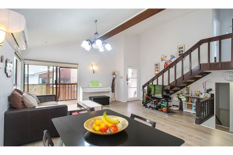 Photo of property in 2/6 Sovereign Place, Glenfield, Auckland, 0629