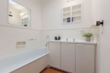 Photo of property in 6b Ursula Place, Half Moon Bay, Auckland, 2012
