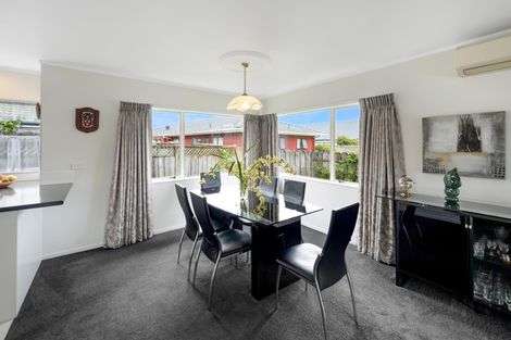 Photo of property in 2/5 Headcorn Place, Botany Downs, Auckland, 2010