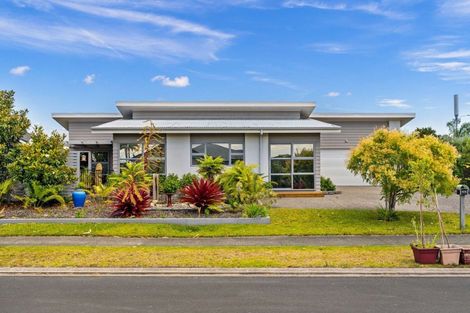 Photo of property in 98 Barbados Way, One Tree Point, 0118