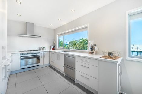 Photo of property in 2/91 Aberdeen Road, Castor Bay, Auckland, 0620