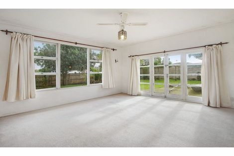 Photo of property in 3 Ngatoa Place, Glenfield, Auckland, 0629