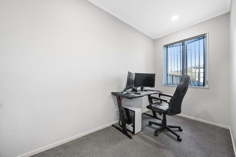Photo of property in 25 Warbler Crescent, Papakura, 2110