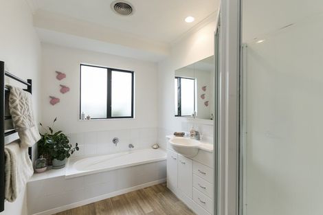 Photo of property in 19 Erlestoke Crescent, Churton Park, Wellington, 6037