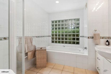 Photo of property in 2/9 Miri Road, Rothesay Bay, Auckland, 0630