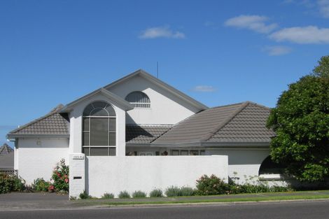 Photo of property in 2/195 East Coast Road, Castor Bay, Auckland, 0620