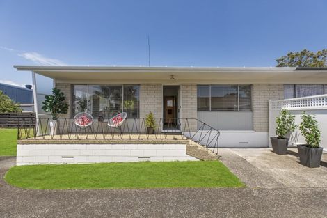 Photo of property in 2/25 Pinedale Place, Henderson, Auckland, 0610