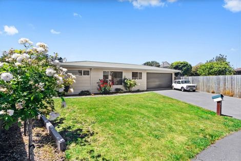 Photo of property in 16 Kruse Place, Redwood, Christchurch, 8051